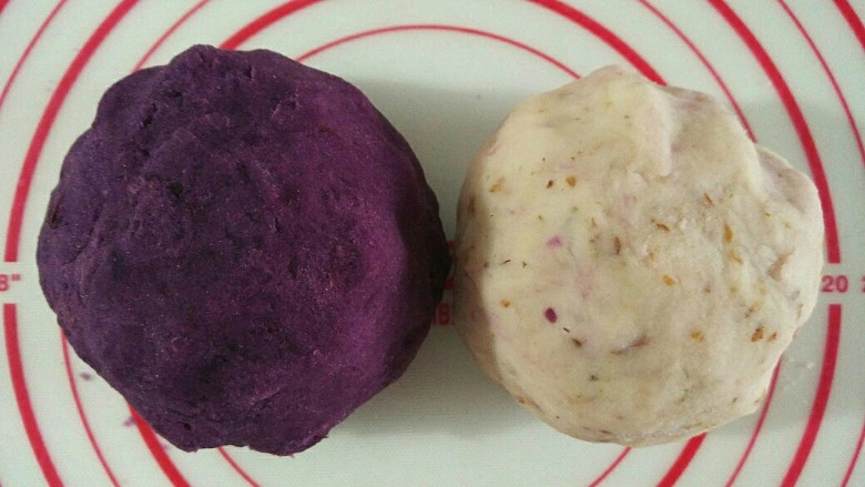 紫薯山药糕,分别把紫薯泥和山药泥整成团