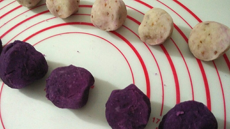 紫薯山药糕,平均分成等量的小球（由于本次会用到50g大小的模具，所以每个小球大概为25g左右就好了）