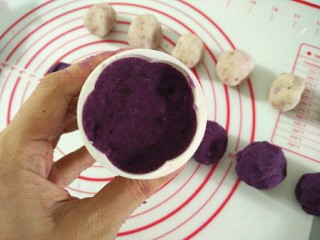 紫薯山药糕,然后放入紫薯泥，按平（没填满模具没有关系，只是做出来的糕点小一点而已）