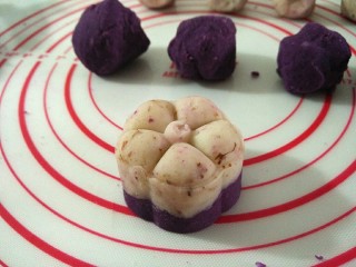 紫薯山药糕,按压模具脱模，成为上下两种颜色的花朵造型