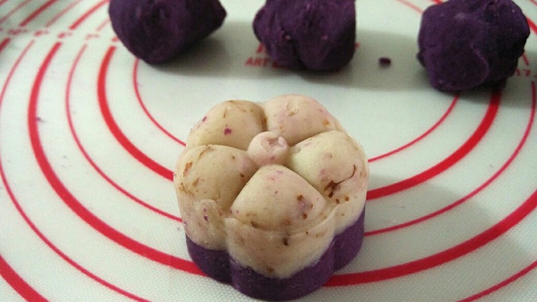 紫薯山药糕,按压模具脱模，成为上下两种颜色的花朵造型