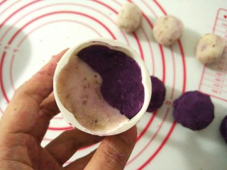 紫薯山药糕,也可以把山药泥和紫薯泥左右各一半放进模具里