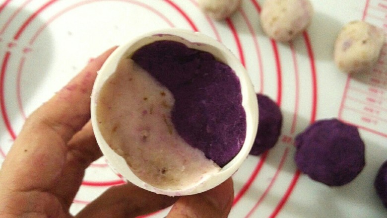 紫薯山药糕,也可以把山药泥和紫薯泥左右各一半放进模具里