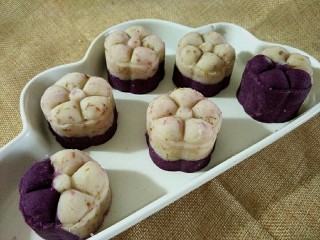 紫薯山药糕,同样的方法做好其他，完成（本次的量一共做了8个，因为要摆盘，所以我取出了2个。如果每一次都不填满模具可以多做几个哦，小小一个也是不错的呢😊）