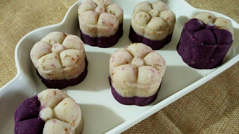 紫薯山药糕,同样的方法做好其他，完成（本次的量一共做了8个，因为要摆盘，所以我取出了2个。如果每一次都不填满模具可以多做几个哦，小小一个也是不错的呢😊）