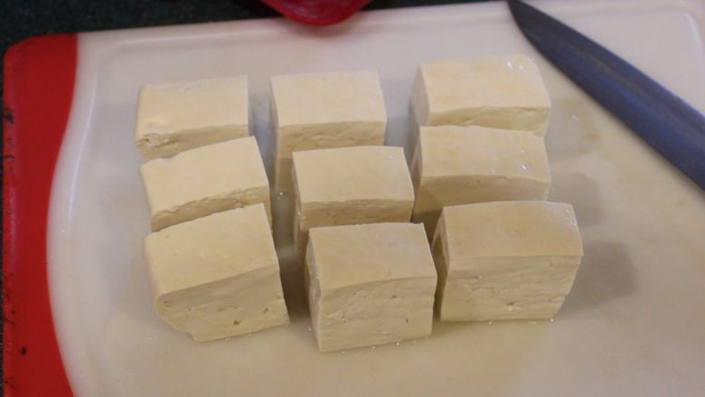  青酱烤豆腐,豆腐切成一样厚度的小块。