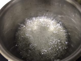 只用蛋清的美味烘焙|蛋白糖,糖浆加热到118-120度关火，没有温度计就看糖浆是否开始沸腾，端起锅，摇晃一下，看看锅底是否还有未融化的糖。如果没有就关火，如果有就需要继续熬，但是千万不要搅拌糖浆，会反砂。也不要熬太久，糖浆变色就不好了。