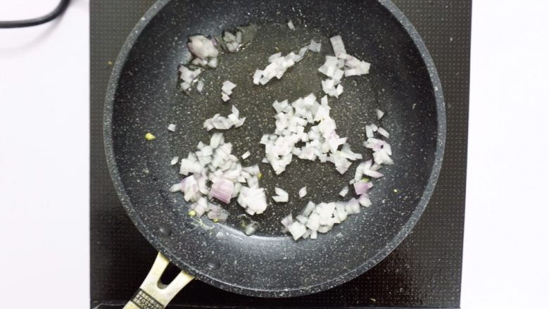 芝士片烤吞拿鱼饭团,锅里放入少许油，先把洋葱炒出香味。