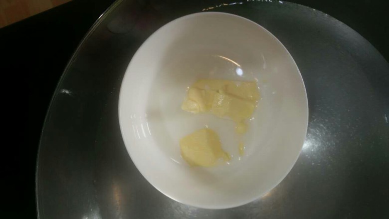 经典海绵蛋糕,实验蛋糊的时候，黄油牛奶放入盆中，隔水融化成液体。