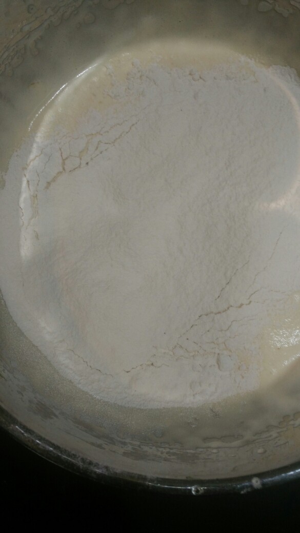 经典海绵蛋糕,将面粉全部过筛到蛋糊里面，刮边刀切加翻拌，