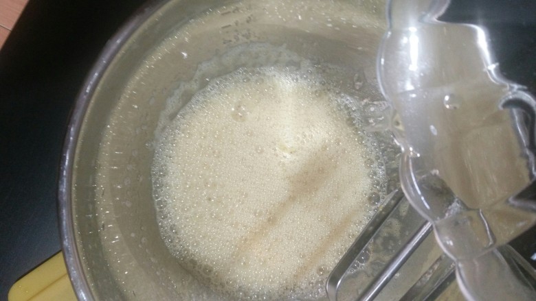 经典海绵蛋糕,水怡加入蛋液里，慢速搅拌均匀。