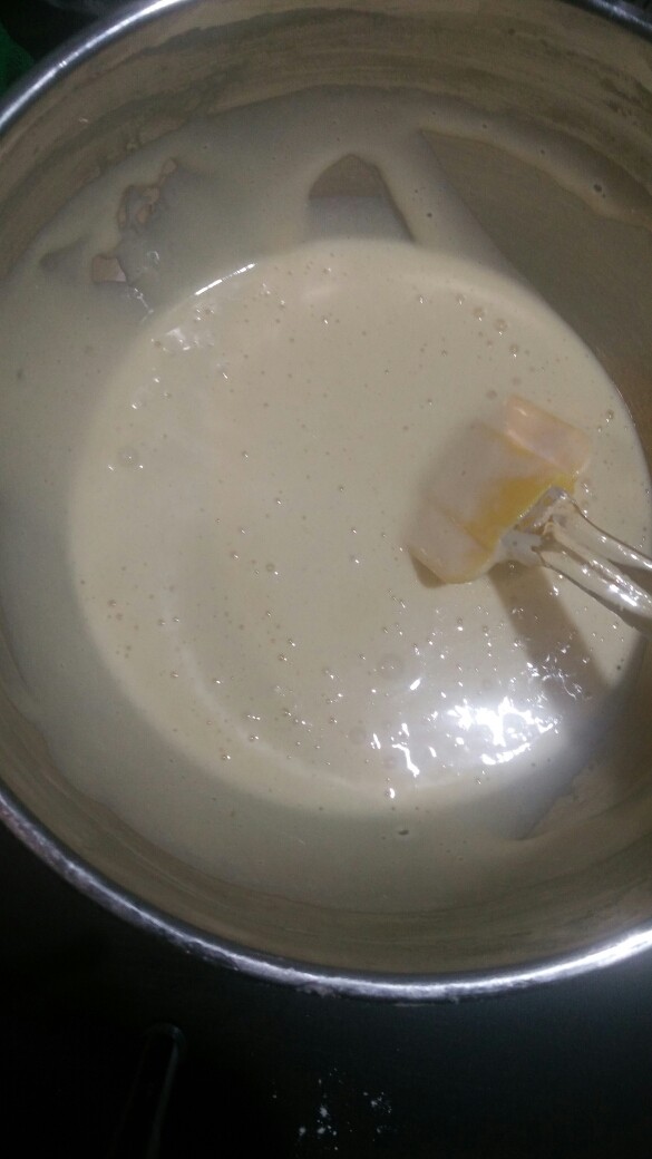 经典海绵蛋糕,搅拌好的面糊有光泽，拎起面糊比先前的面糊要快速滴落稀一点，