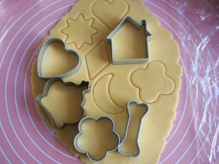 童趣翻糖饼干,用模具刻出自己想要的形状。此时烤箱预热至170度备用