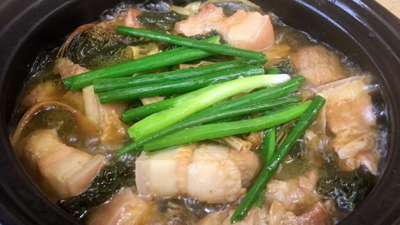 沙姜梅菜腩肉煲（简单版）,快好的时候放入锅中。