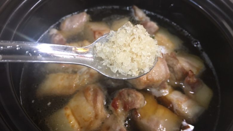 沙姜梅菜腩肉煲（简单版）,一小勺糖