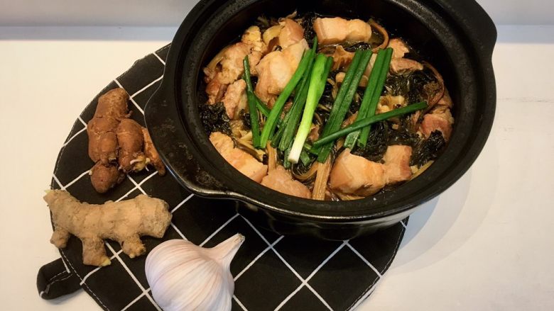 沙姜梅菜腩肉煲（简单版）,简简单单的一道菜。不要那么多香料也好吃。好下饭。