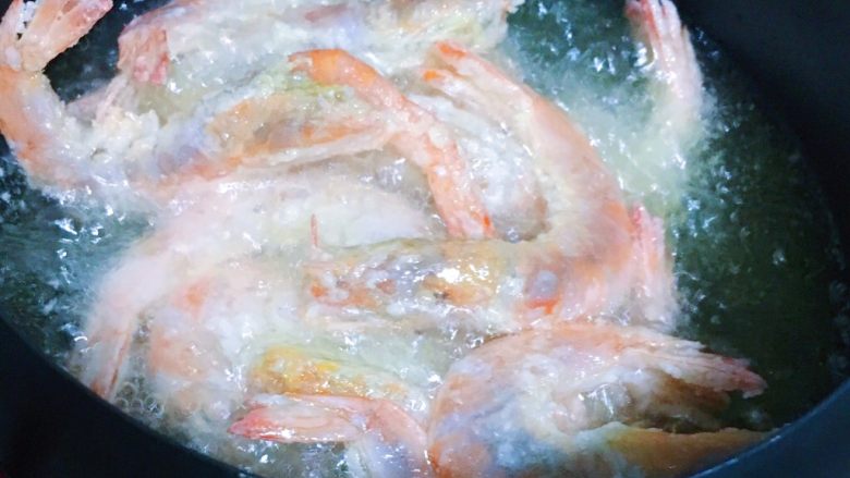 椒盐虾
,取油锅倒入三分之二的油 中火烧开 油温达到下虾炸熟捞出