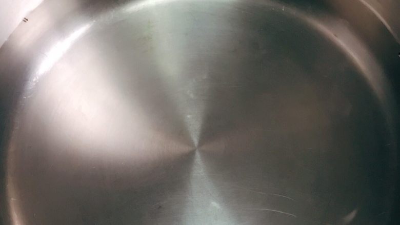 广式腊味焖饭,煮锅内放水