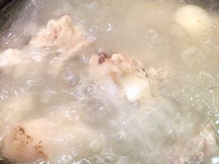 筒骨葛根马蹄汤,放适量的盐.出锅