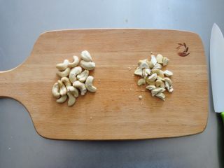 格兰诺拉麦片,腰果切碎成小粒。