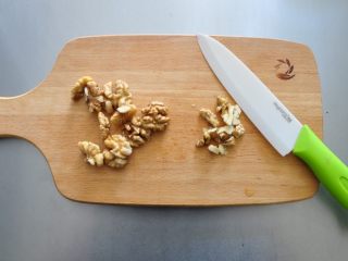 格兰诺拉麦片,核桃仁用刀切成小块。