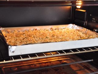 格兰诺拉麦片,烤箱提前预热160度，中层先烤第一个十分钟。