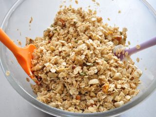 格兰诺拉麦片,让糖浆均匀包裹住麦片和干果。