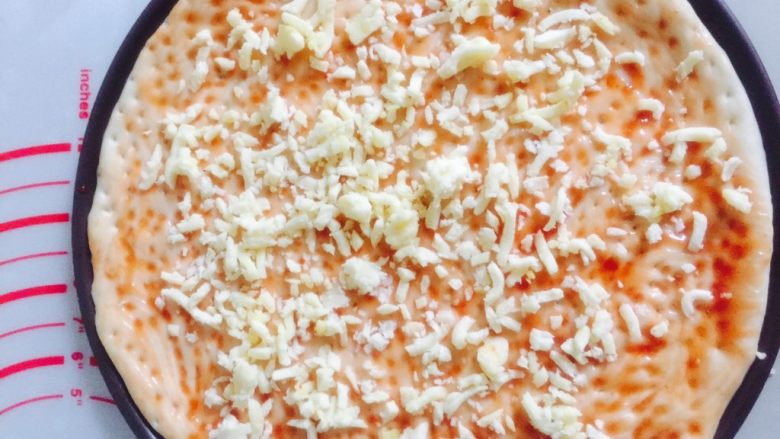 简单好吃的培根虾仁披萨🍕,撒上一层马苏里拉芝士