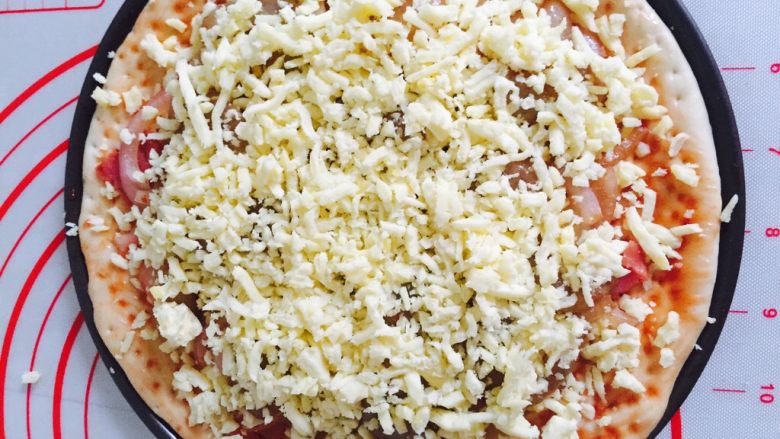 简单好吃的培根虾仁披萨🍕,撒上最后一层马苏里拉芝士  喜欢多点芝士的  可以多放点！放进烤箱烤25分钟左右 
