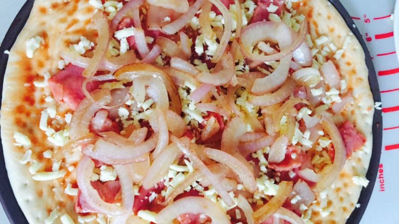 简单好吃的培根虾仁披萨🍕,放上培根和洋葱  一层一层放再撒一点点芝士