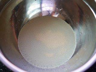 香肠兔子馒头,干净的盆内倒入清水，搅拌均匀放酵母静置5分钟