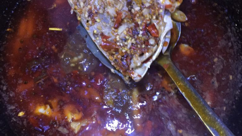美味火锅鱼,把煮熟鱼头拿出来，准备打油碟。