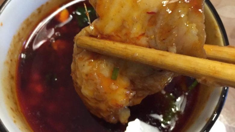 美味火锅鱼,蘸一下油碟，味道美！