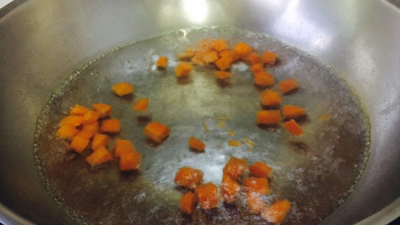 爽口开胃小凉菜 花椒油炝芹菜,锅里水开后放入少许盐，少许油，放入胡萝卜丁煮1分钟，捞出来。