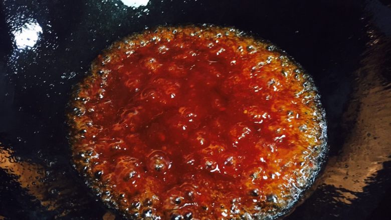鲜虾茄盒,当把汁炒散炒均匀并且有小气泡时，请关火。