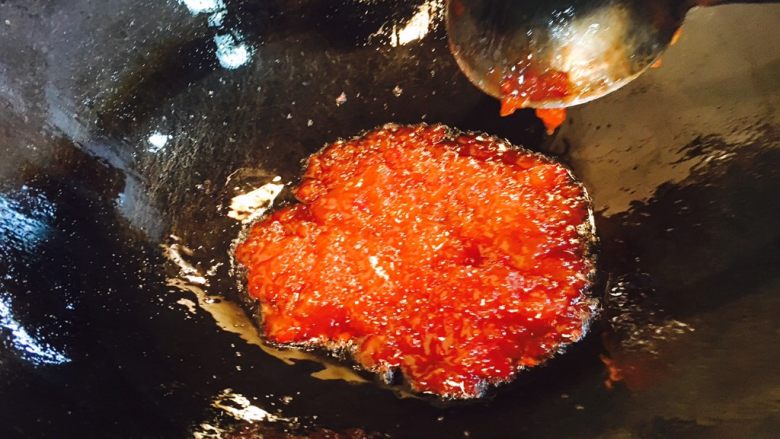 鲜虾茄盒,锅里留少许底油，放入步骤12调好的碗汁，中火把汁炒香。