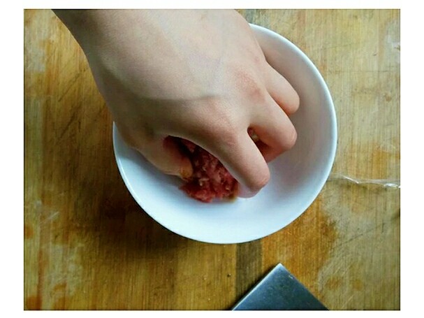 牛肉千层饼,用干净的小手把它们搅和均匀，然后放一边腌制一会儿入入味