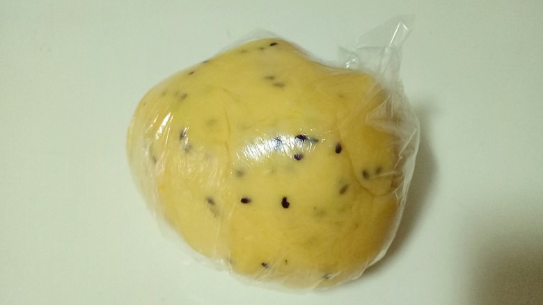 南瓜芝麻小饼干,揉好的面团装入食品袋或者用保鲜膜包起来都可以。放入冰箱冷藏30分钟。(是冷藏室)