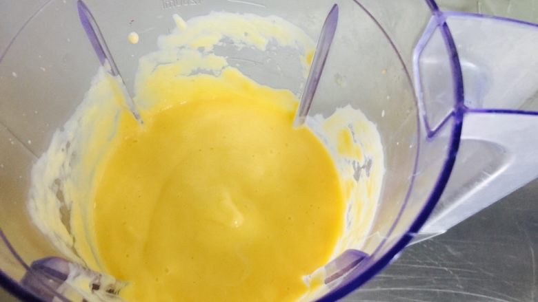 芒果棒冰,料理机中 加入酸奶 、炼乳 和300克的芒果