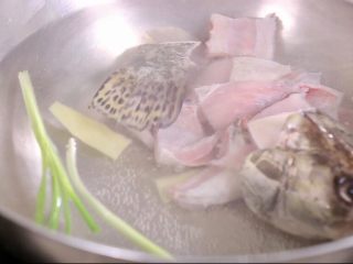 美味过桥桂鱼,加入葱姜煮熟鱼骨