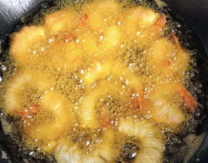 千丝万缕黄金虾,油烧至五成热的时候，小火放虾炸至金黄捞出。