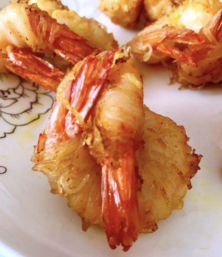 千丝万缕黄金虾,摆成自己喜欢的造型，装盘上桌。可搭配番茄酱食用。