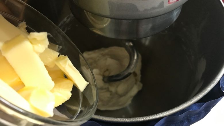 甜甜圈 多拿滋,揉匀至可拉出粗膜状态，加入软化室温的黄油后继续揉面