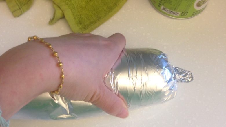 紹興醉雞,兩頭的鋁箔捏緊，讓雞肉捲成圓筒狀
