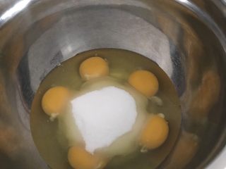 无水无油脆皮蛋糕,先准备好材料，鸡蛋提前常温放置，鸡蛋糖和粉的配比原则是60：30：35，大家可以根据自己的用量自行配置，这个方子我做出来大概是12的量