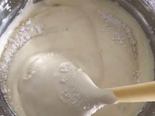 无水无油脆皮蛋糕,低筋粉过筛，放入蛋液中，用刮刀采用八点钟的方式搅拌
