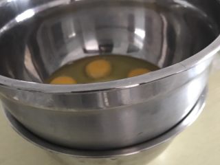 无水无油脆皮蛋糕,鸡蛋（全蛋），和砂糖放在一个盆里，盆下加热水，中速打发