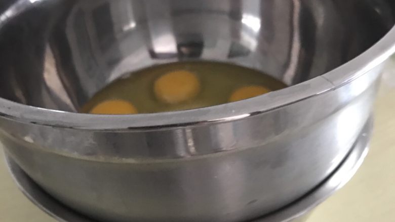 无水无油脆皮蛋糕,鸡蛋（全蛋），和砂糖放在一个盆里，盆下加热水，中速打发
