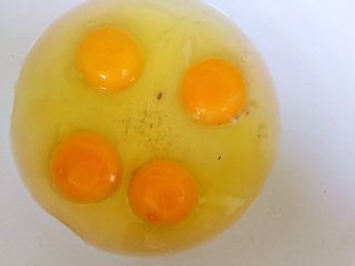 哆啦A梦的铜锣烧,四个鸡蛋打到碗里，我这个是纯农家鸡蛋哦