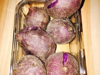 奶香紫薯玫瑰花卷,紫薯三个洗净，放微波炉里叮十分钟翻面再叮十分钟使紫薯完全熟透（我蒸了六个那三个用作他用）